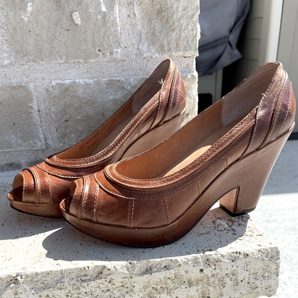 Gorgeous like new FRYE Iris Pumps size 9.5